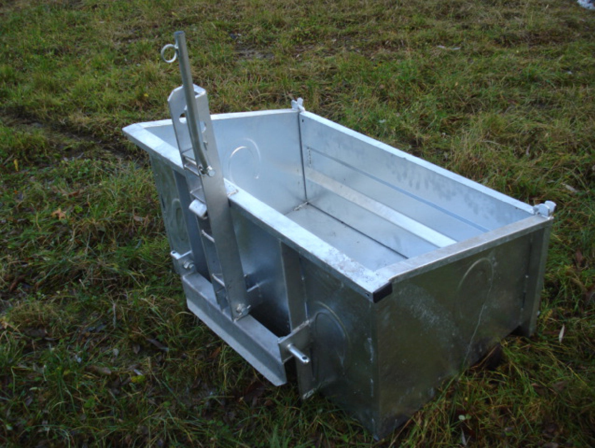 Benne 3 points EUROFARM basculement avant 1,40m galva